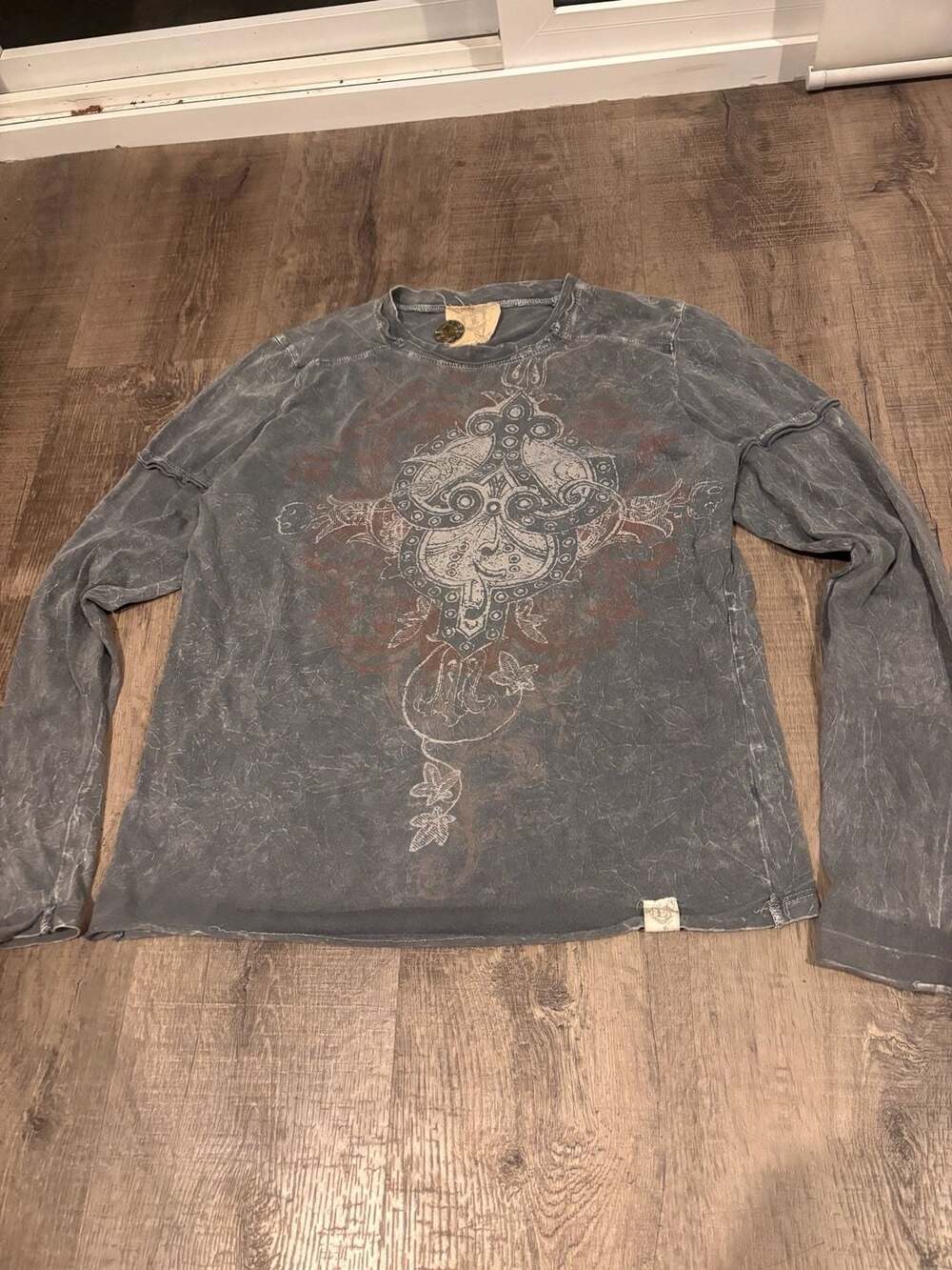 Vintage Y2K Wash Long Sleeve Graphic T-Shirt with Grunge Cross Motif